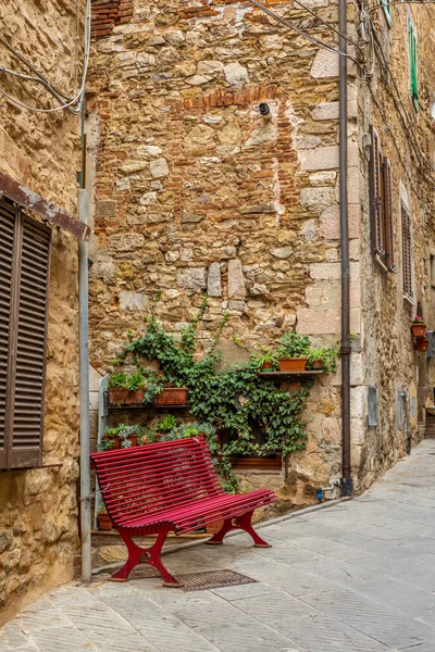 Rues étroites colorées dans la ville médiévale de Campiglia Maritt — Photo