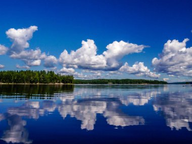 Bulutlar İsveç gölüne yansıyor
