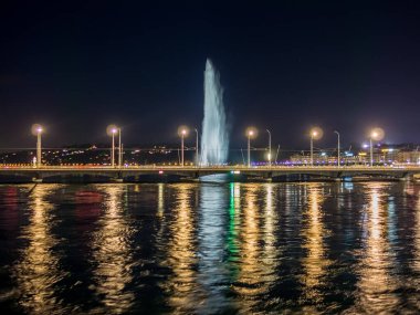Geceleri Cenevre Gölü 'ndeki köprünün manzarası.