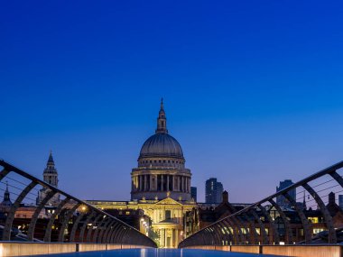 Sabahın erken saatlerinde Londra 'da, sakin bir St Paul katedrali ile