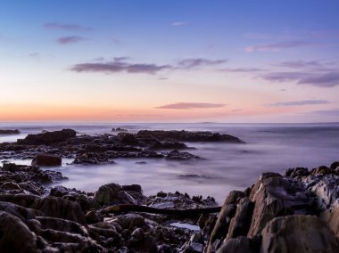 Atlantik Okyanusunda alacakaranlıkta kayalar - 1