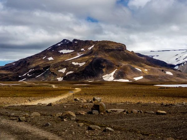 Estrada deserta num vale glaciar na Islândia — Fotografia de Stock