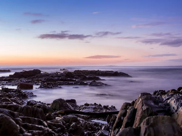 Rotsen bij zonsondergang in de Atlantische Oceaan - 1 — Stockfoto