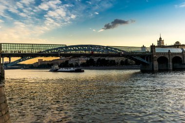 Moskova 'daki Moscova nehri üzerindeki köprü Gorky Park' tan görüldü.