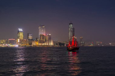 Hong Kong Victoria Limanı 'nda geleneksel kırmızı hurda tekne.