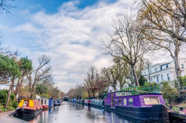 Sonbaharda Londra 'daki Küçük Venedik' te Su Kanalı ve yansımalar