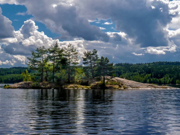 Einsame Felseninsel auf einem schwedischen See — Stockfoto