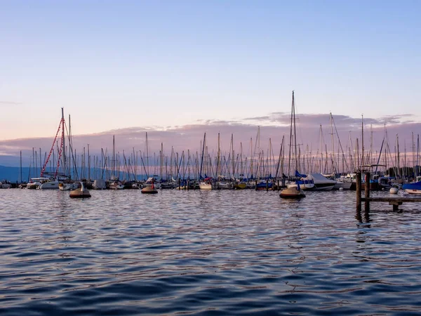 Barcos no lago calmo ao pôr do sol — Fotografia de Stock