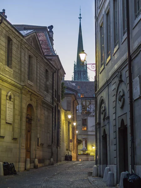 Bir sonbahar sabahı G caddesinden katedralin manzarası — Stok fotoğraf