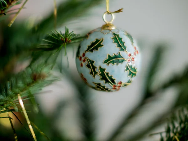 Hermosa bola de Navidad de cristal en un árbol - 3 —  Fotos de Stock