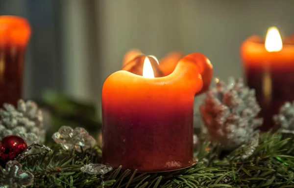Hermosas velas de Navidad encendidas - 1 —  Fotos de Stock