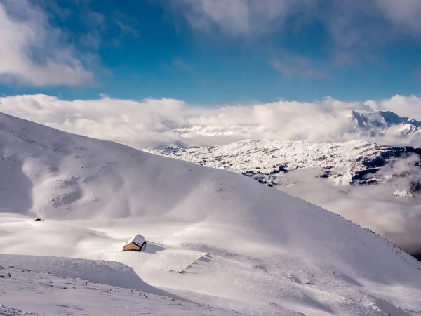 Cabane alpine dans la neige - 3 — Photo