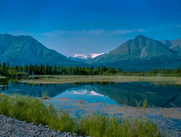 Uitzicht op de Wrangell-St. Elias berg weerspiegeld in een meer — Stockfoto
