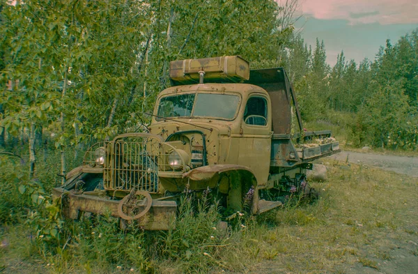 Abandoned pick-up truck in old mining town of McCarthy in Alaska — Stock Photo, Image