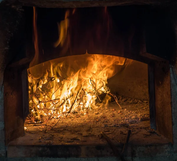 Fiamme da legna in un forno tradizionale in Italia — Foto Stock