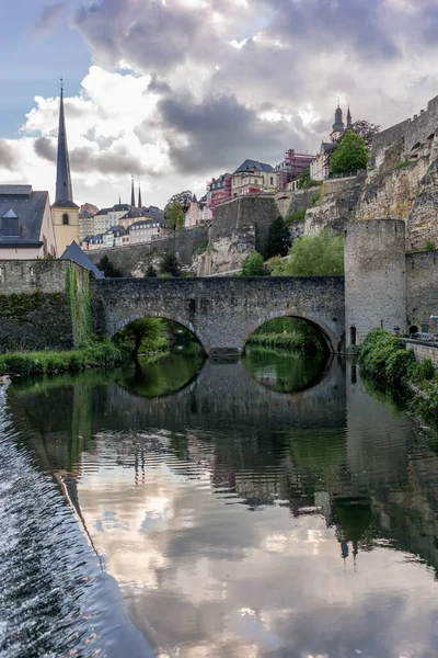 Vista da cidade velha de Luxemburgo e da ponte de pedra reflecti — Fotografia de Stock