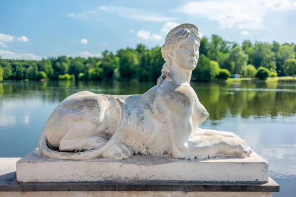 Esfinge en el lago del parque Tsaritsyno en Moscú - 1 —  Fotos de Stock