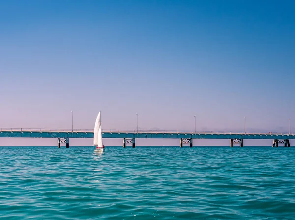 İtalya 'da yaz aylarında sakin bir denizde yelkenli. — Stok fotoğraf