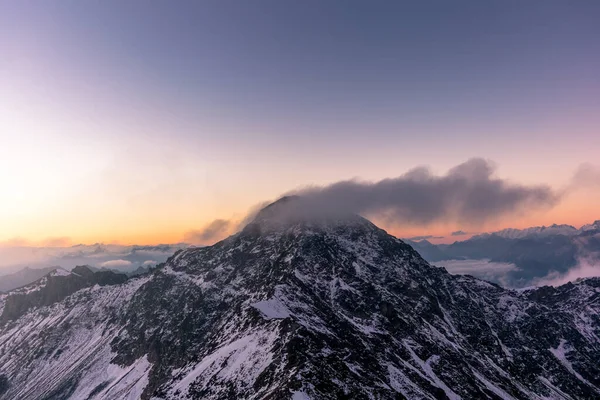 Alplerdeki Parpaner Rothorn dağ zirvesinde gün doğumu - 3