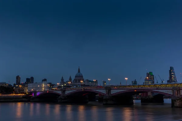 Night falling on St. Paul's cathedral and the Blackfriars bridge — ストック写真