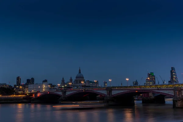 Noite caindo na catedral de São Paulo e na ponte Blackfriars — Fotografia de Stock