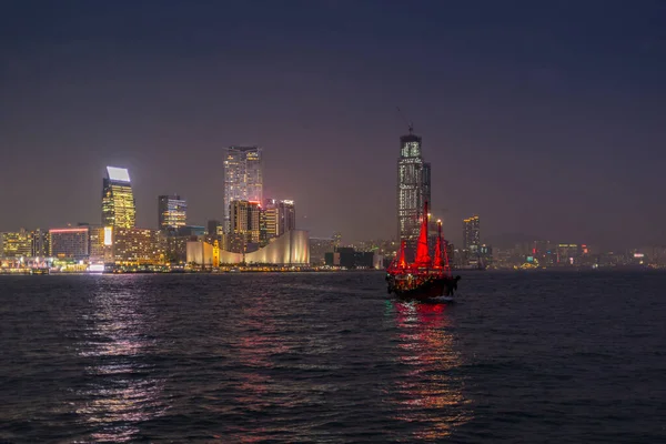 Hong Kong Victoria Limanı 'nda geleneksel kırmızı hurda tekne.
