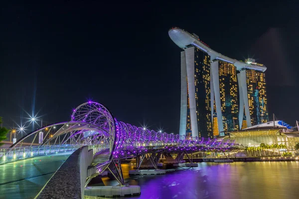 Ponte violeta que reflete na marina de Cingapura à noite - 1 — Fotografia de Stock