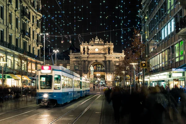 Christmas shopping in the decorated Zurich Bahnhofstrasse - 6 — Stock Photo, Image