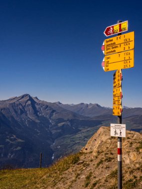 İsviçre Alplerinde yürüyüş için yol sinyali