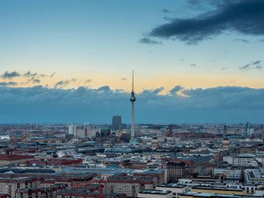 Sonbaharda Berlin ufuk çizgisi ve televizyon kulesi manzarası