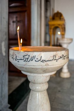 Eski kasabadaki St. Michael Ortodoks Manastırı 'nda mumlar