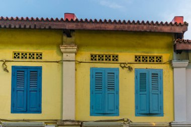 Singap 'ta tipik sömürge mimarisinde pencere ve balkonlar