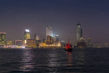 Hong Kong Victoria Limanı 'nda geleneksel kırmızı hurda tekne.
