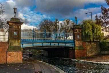 Londra 'da Little Venice' de bulunan Vekil Kanalındaki Köprü