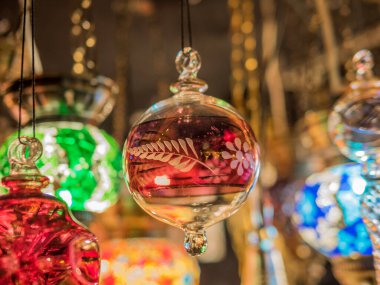 İsviçre 'de tipik bir Noel pazarında el yapımı süslemeler.