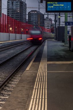 Zürih istasyonundan kalkan tren - 5