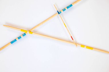 Mikado çubukları beyaz arka plana saçılmış - 7