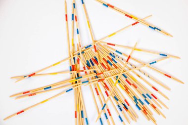 Mikado çubukları beyaz arka plana saçılmış - 6