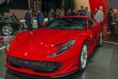 Cenevre, İsviçre - 8 Mart 2017: 812 Superfast 'ın Cenevre Uluslararası Motor Fuarı' ndaki Scuderia Ferrari standında fırlatılması