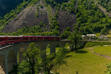 İsviçre 'deki Al' ın yakınlarındaki viyadük köprüsündeki tren.