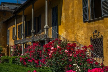 İtalyan Valtellina 'sında Tiran' da klasik bir İtalyan bahçesi. -