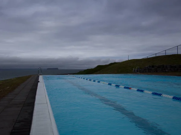 Piscine à débordement en Islande avec vue sur l'île et le fjord — Photo