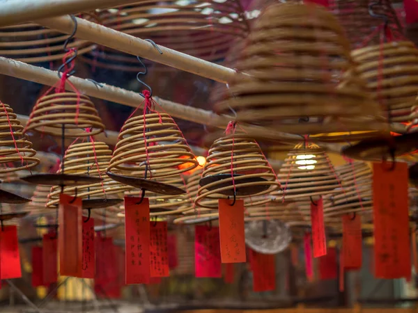 Duftende Weihrauchspulen im buddhistischen Tempel des Menschen mo - 7 — Stockfoto