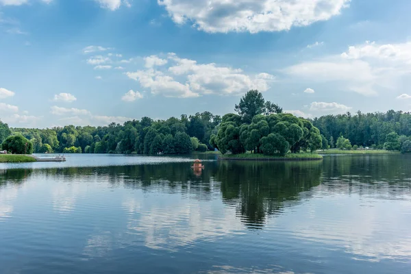 Reflexiones sobre el lago del parque Tsaritsyno en Moscú — Foto de Stock