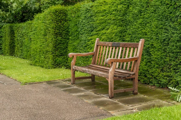Eenzame bank in een park in Londen — Stockfoto