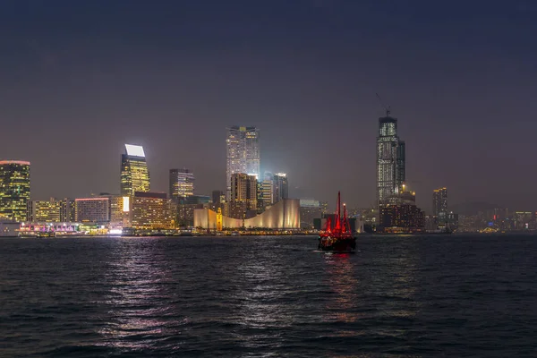 香港维多利亚港的传统红色垃圾船位于 — 图库照片
