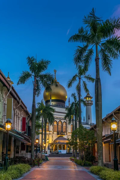 Vista de la mezquita Masjid Sultan en Singapur al amanecer — Foto de Stock