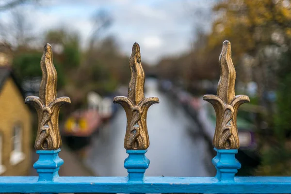 Valla de hierro forjado en forma de lirio en un puente en el canal del regente — Foto de Stock
