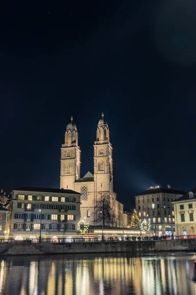 Vista da catedral Grossmunster em Zurique a partir da ribeira — Fotografia de Stock