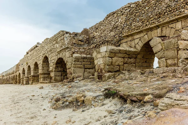 ビーチでのローマ水道の遺跡の壮大な景色 — ストック写真